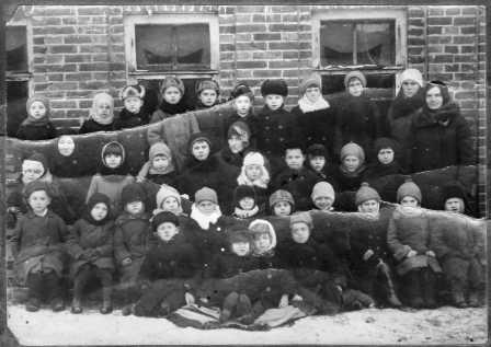 Фотография учеников Гончаровской школы в 30-е годы
